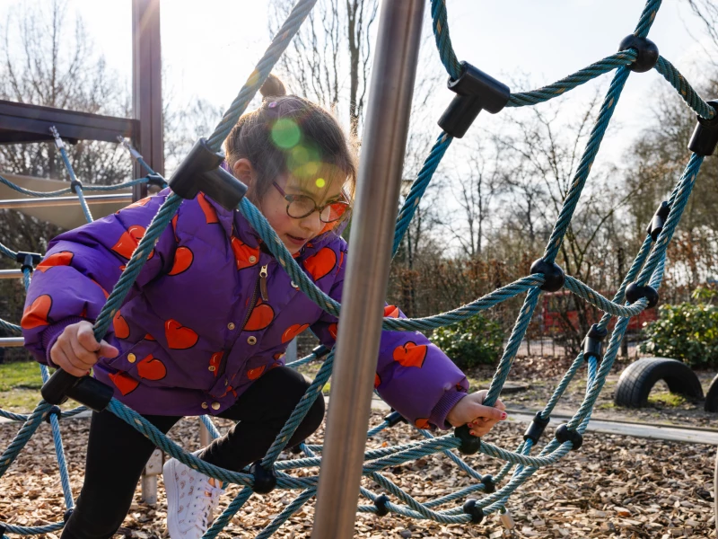 kinderen aan het klimmen