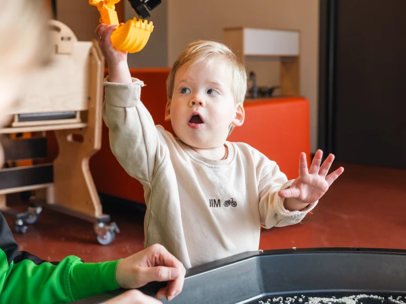 kind speelt bij de bso