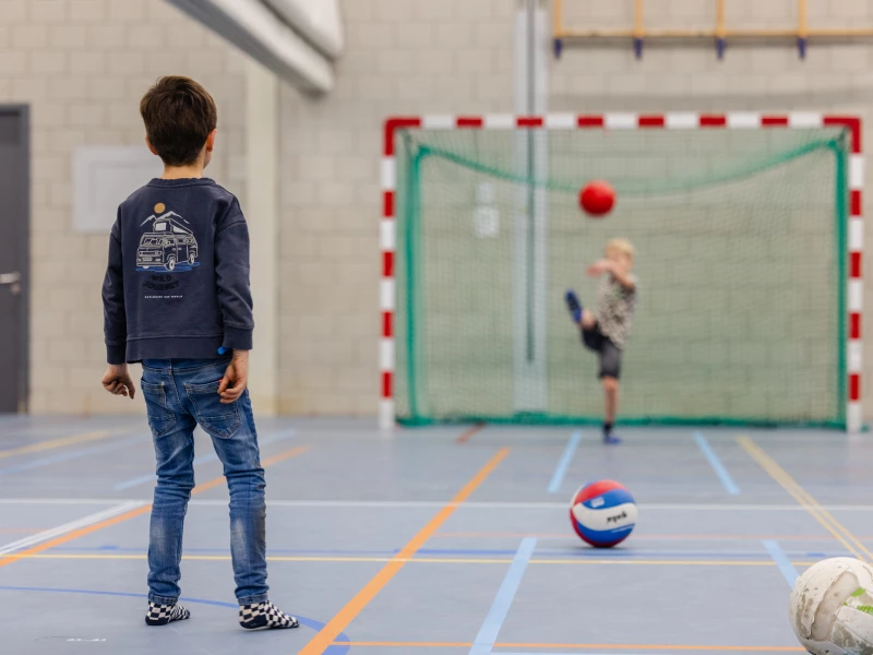 voetballen bij de opvang