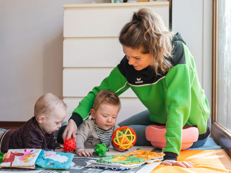 spelen met speelgoed op de bso
