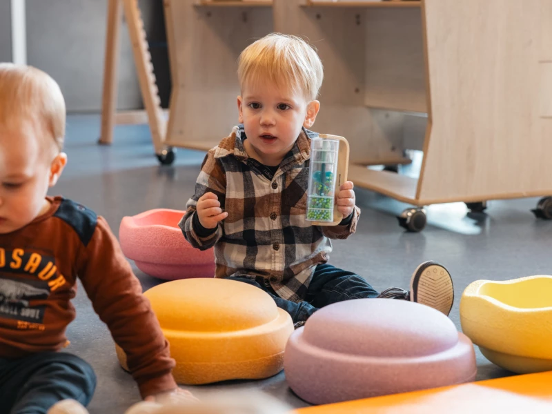 kinderen spelen met speelgoed bij de opvang