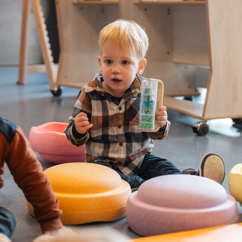 kinderen spelen met speelgoed bij de opvang