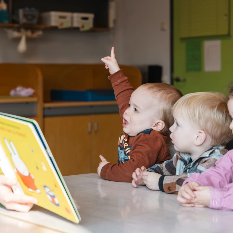kinderen worden voorgelezen bij de bso