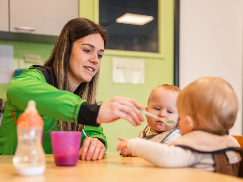 kinderen worden gevoed bij de bso