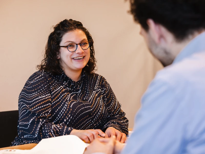 vrouw die aan het lachen is