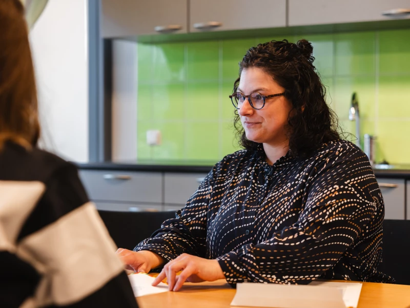vrouw die uitlegt hoe de bso werkt